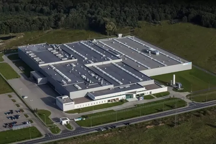 Fabryka SANDEN Manufacturing Poland w Polkowicach z lotu ptaka — hale produkcyjne i część biurowa